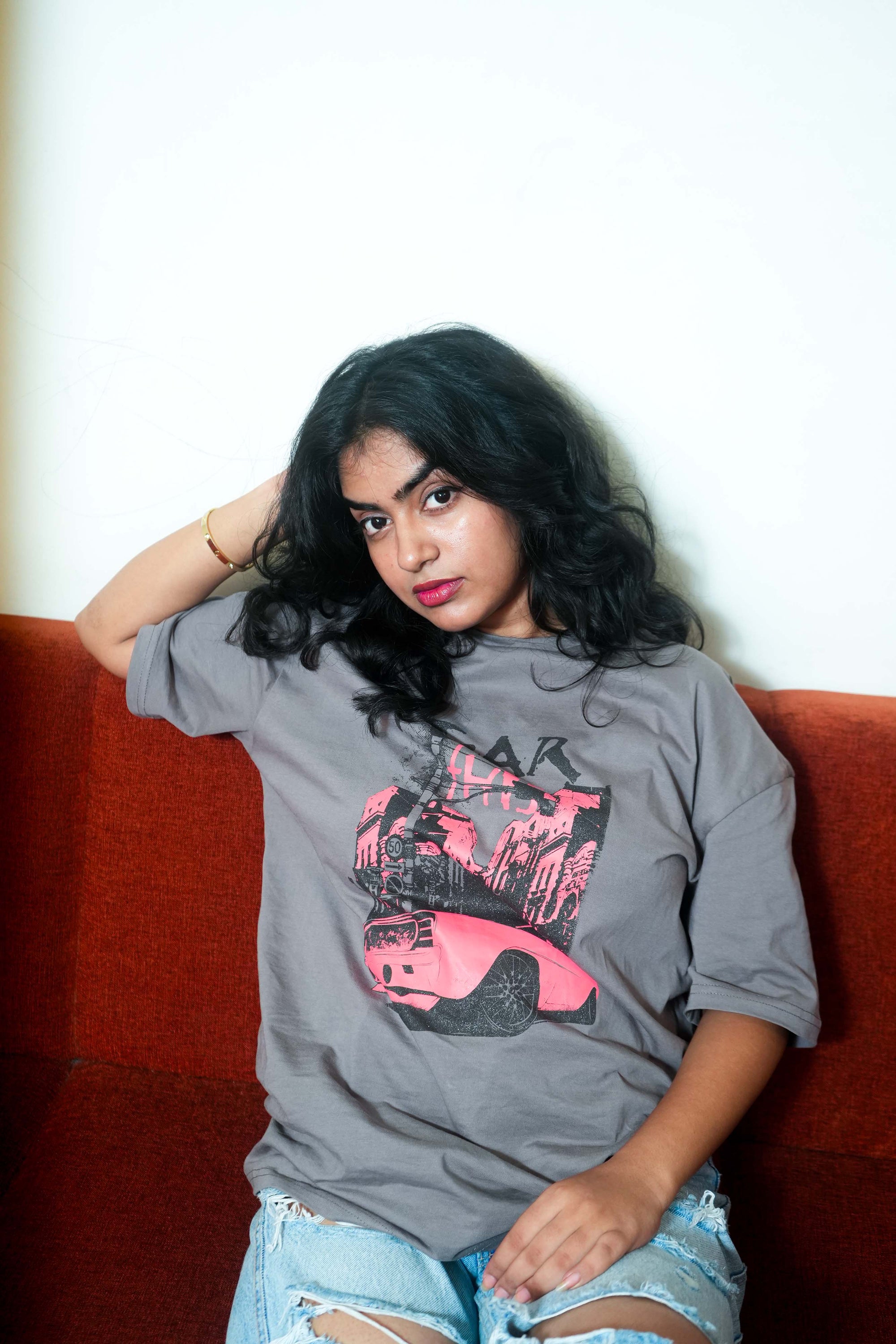 Effortless Street Vibes: Oversized Tee